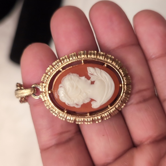 Avon| Vintage Apricot Cameo with Gold Toned Border and Rear Detailing - Picture 8 of 10
